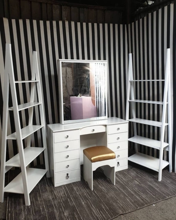 Vanity Dressing Mirror table with Driftwood.