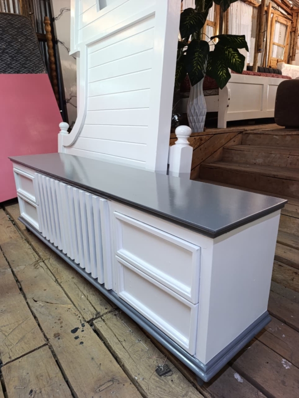 Modern TV stand cabinet with storage units - Elegant Design